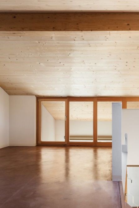 Estancia vacía con techo de madera y ventanal, lista para entregar — Limpieza y vaciado de una vivienda con acumulación severa en Carrús