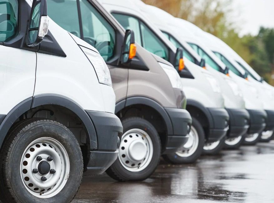 Flota de furgonetas de carga alineadas, listas para un servicio de vaciado — Vaciados Alicante: vaciamos pisos, casas y locales en 24–48 horas