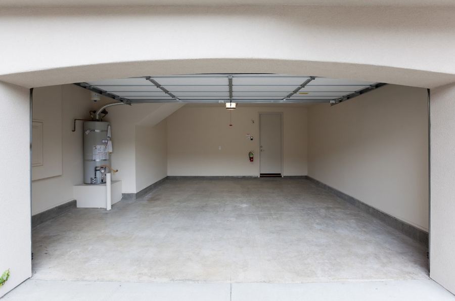 Retirada de electrodomésticos Garaje doble vacío con la puerta abierta tras retirar todo lo acumulado — Retirada de electrodomésticos
