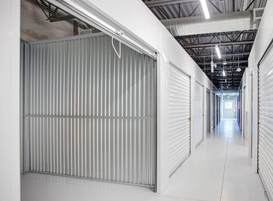 Vaciado de trasteros, camarotes y altillos en Alicante Pasillo de trasteros comunitarios con puertas metálicas — Vaciado de trasteros, camarotes y altillos en Alicante