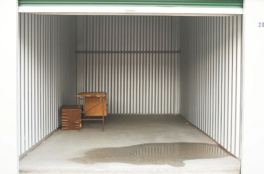Trastero vacío tras el vaciado, con un último mueble pendiente de retirar — Vaciado de trasteros