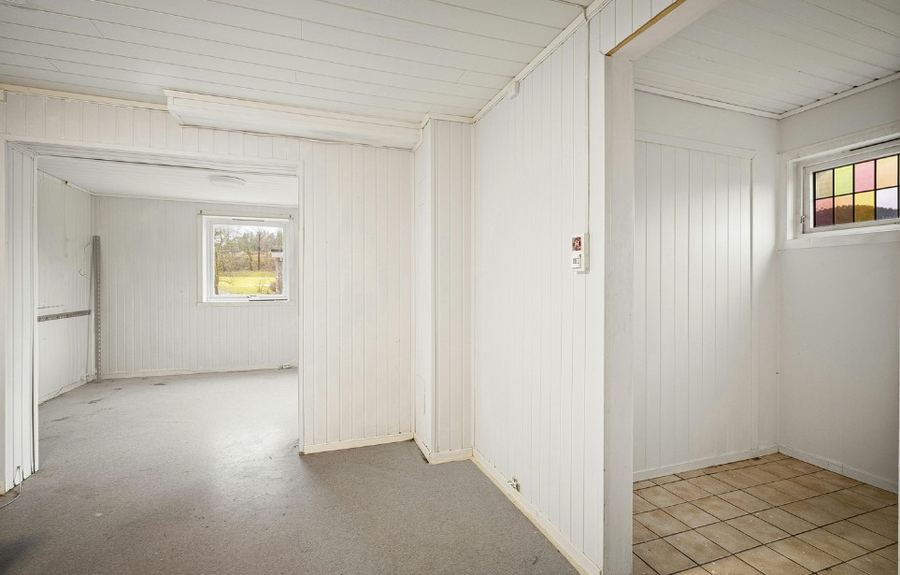Vivienda antigua con paredes de madera completamente vacía tras el vaciado — Limpieza con acumulación severa en Carrús, Elche