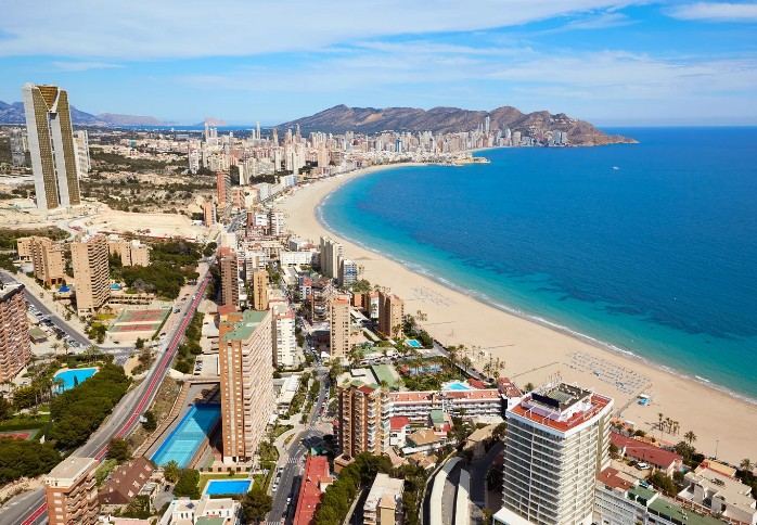 Vista aérea del skyline de rascacielos y la playa de Benidorm Vista aérea del skyline de rascacielos y la playa de Benidorm