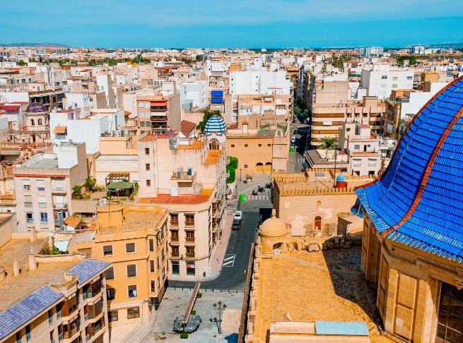 Vista aérea del centro histórico de Elche con la cúpula azul de la Basílica de Santa María Vista aérea del centro histórico de Elche con la cúpula azul de la Basílica de Santa María
