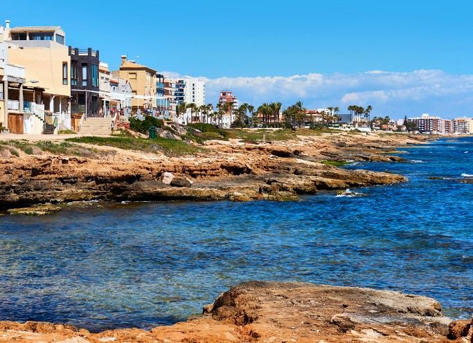 Costa rocosa de Torrevieja con urbanizaciones frente al mar Mediterráneo Costa rocosa de Torrevieja con urbanizaciones frente al mar Mediterráneo